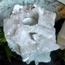 Lade das Bild in den Galerie-Viewer, Bergkristall Teelichthalter mit Zuckerkristallen
