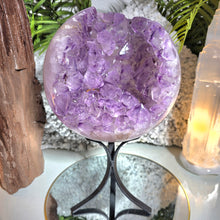Lade das Bild in den Galerie-Viewer, XL Amethyst Kugel mit Calcit auf Stand
