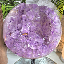 Lade das Bild in den Galerie-Viewer, XL Amethyst Kugel mit Calcit auf Stand

