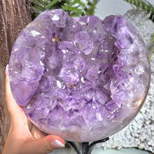 Lade das Bild in den Galerie-Viewer, XL Amethyst Kugel mit Calcit auf Stand
