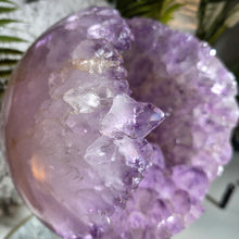 Lade das Bild in den Galerie-Viewer, XL Amethyst Kugel mit Calcit auf Stand
