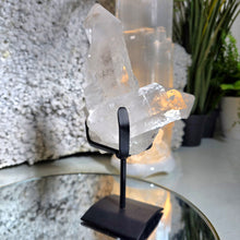 Lade das Bild in den Galerie-Viewer, Bergkristall Cluster auf Stand
