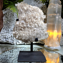 Lade das Bild in den Galerie-Viewer, Bergkristall Rauchquarz Stufe mit Stand
