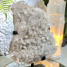 Lade das Bild in den Galerie-Viewer, Bergkristall Rauchquarz Stufe mit Stand
