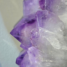 Lade das Bild in den Galerie-Viewer, XXL Amethyst Flügel Paar auf Stand
