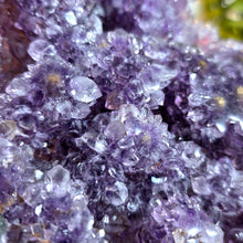 Lade das Bild in den Galerie-Viewer, Flower Power Amethyst mit Stalaktitblüten Cluster auf Stand
