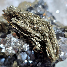 Lade das Bild in den Galerie-Viewer, Sammlerstück Lamellarer Pyrit mit Sphalerit Galenit Cluster auf Stand
