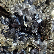 Lade das Bild in den Galerie-Viewer, Sammlerstück Lamellarer Pyrit mit Sphalerit Galenit Cluster auf Stand
