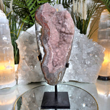 Lade das Bild in den Galerie-Viewer, XL Rosa Regenbogen Amethyst Cluster mit Achat auf Stand
