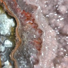 Lade das Bild in den Galerie-Viewer, XL Rosa Regenbogen Amethyst Cluster mit Achat auf Stand
