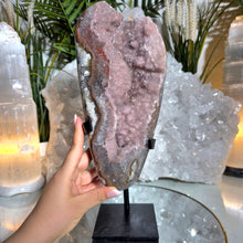 Lade das Bild in den Galerie-Viewer, XL Rosa Regenbogen Amethyst Cluster mit Achat auf Stand
