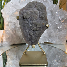 Lade das Bild in den Galerie-Viewer, Prasiolith Cluster mit Zuckerkristallen auf Stand
