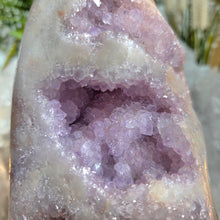 Lade das Bild in den Galerie-Viewer, XL Pink Amethyst Freeform
