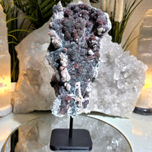 Lade das Bild in den Galerie-Viewer, Zeolith Cluster mit Calcit auf Stand
