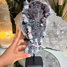 Lade das Bild in den Galerie-Viewer, Zeolith Cluster mit Calcit auf Stand
