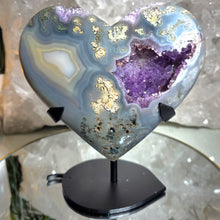 Lade das Bild in den Galerie-Viewer, Großes Amethyst Achat Herz auf Stand
