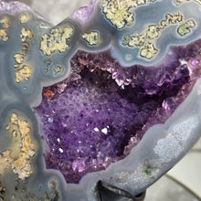 Lade das Bild in den Galerie-Viewer, Großes Amethyst Achat Herz auf Stand
