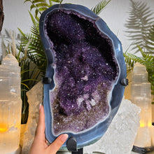 Lade das Bild in den Galerie-Viewer, XL Glitzertraum Amethyst &amp; Achat auf Stand
