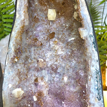 Lade das Bild in den Galerie-Viewer, XL Gold &amp; Lila Rarität Flower Amethyst Kathedralen Paar mit Calcit
