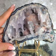 Lade das Bild in den Galerie-Viewer, Stalaktit Höhle mit Stand
