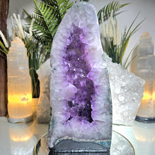 Lade das Bild in den Galerie-Viewer, Große Amethyst Kathedrale poliert
