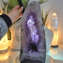 Lade das Bild in den Galerie-Viewer, Große Amethyst Kathedrale poliert
