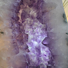 Lade das Bild in den Galerie-Viewer, Große Amethyst Kathedrale poliert
