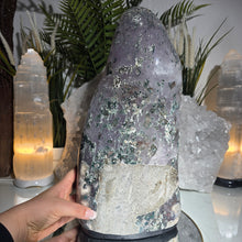 Lade das Bild in den Galerie-Viewer, Große Amethyst Kathedrale poliert
