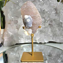 Lade das Bild in den Galerie-Viewer, Achat mit Zuckerkristallen auf Stand
