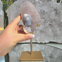 Lade das Bild in den Galerie-Viewer, Achat mit Zuckerkristallen auf Stand
