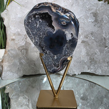 Lade das Bild in den Galerie-Viewer, Achat mit Stalaktit auf Stand

