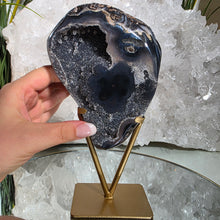 Lade das Bild in den Galerie-Viewer, Achat mit Stalaktit auf Stand
