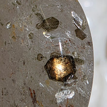 Lade das Bild in den Galerie-Viewer, Grüner Turmalin mit Bergkristall Taschenstein
