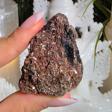 Lade das Bild in den Galerie-Viewer, Turmalin Rohstein mit Mica (stärkster Schutzstein)
