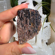 Lade das Bild in den Galerie-Viewer, Turmalin Rohstein mit Mica (stärkster Schutzstein)
