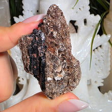 Lade das Bild in den Galerie-Viewer, Turmalin Rohstein mit Mica (stärkster Schutzstein)
