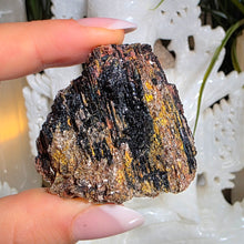 Lade das Bild in den Galerie-Viewer, Turmalin Rohstein mit Mica (stärkster Schutzstein)
