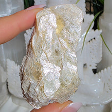 Lade das Bild in den Galerie-Viewer, Golden Mica Rohstein
