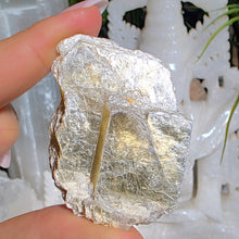 Lade das Bild in den Galerie-Viewer, Golden Mica Rohstein
