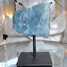 Lade das Bild in den Galerie-Viewer, Aquamarin Rohstein
