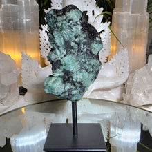 Lade das Bild in den Galerie-Viewer, Smaragd Rohstein mit Matrix auf Stand
