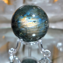 Lade das Bild in den Galerie-Viewer, Labradorit Kugel mit Stand
