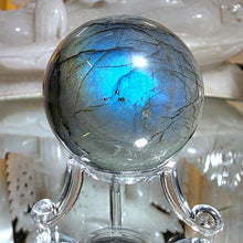Lade das Bild in den Galerie-Viewer, Labradorit Kugel mit Stand
