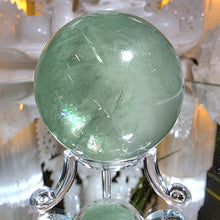 Lade das Bild in den Galerie-Viewer, Fluorit Kugel mit Stand
