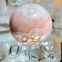 Lade das Bild in den Galerie-Viewer, Flowerachat mit Pink Amethyst Kugel auf Stand
