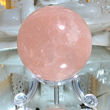 Lade das Bild in den Galerie-Viewer, Rosenquarz Kugel mit Stand

