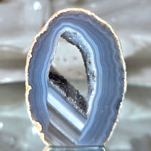 Lade das Bild in den Galerie-Viewer, Achat Scheibe mit Druse (einseitig poliert)
