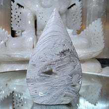 Lade das Bild in den Galerie-Viewer, Weiße Achat Spitze mit Druzy

