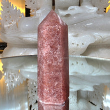Lade das Bild in den Galerie-Viewer, Erdbeerquarz Turm
