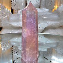 Lade das Bild in den Galerie-Viewer, Rosenquarz Turm mit Aura Beschichtung
